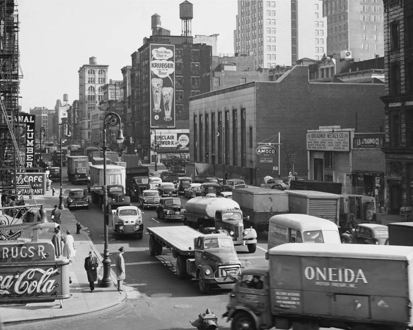 横图,黑白,室外,白天,城市,道路,建筑,街道,路,路灯,指示牌,公路,汽车,纽约,美国,行人,朦胧,模糊,标志,文字,曼哈顿,交通,许多人,标识,车,天空,交通工具,一群人,运输,摄影,北美,载具,市区,纽约州,马路,运河街