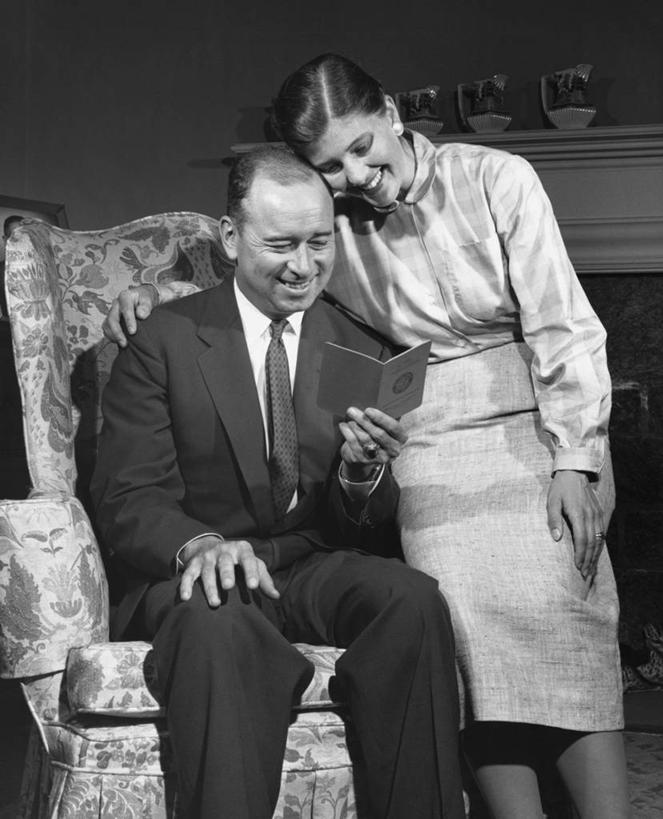 西方人,成年人,中年人,老年人,手,两个人,花园,坐,微笑,竖图,黑白,室内,特写,裙子,满意,幸福,花圃,欧洲,欧洲人,套装,正装,注视,休闲装,观察,看,储蓄,读书,金融,人体,摄影,观看,存折,察看,扶手椅,关注,异性恋,老年男性,老年女性,男人,女人,白种人,书,小花园,伴侣