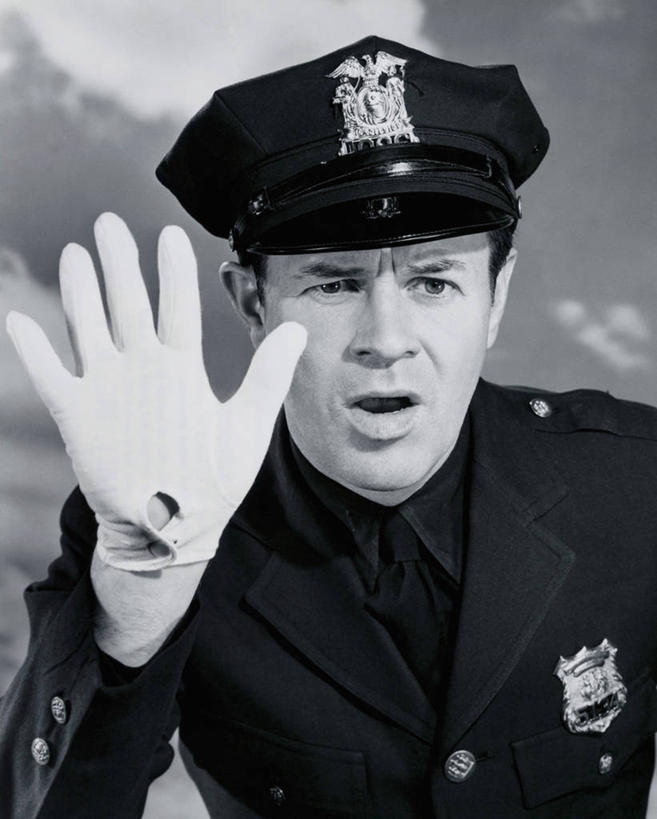 西方人,成年人,中年人,老年人,脸,头,脸颊,手,肩,关节,一个人,交警,竖图,室外,特写,白天,通讯,欧洲,欧洲人,仅一个男性,云,交通,古典,肩膀,天空,手套,手势,鸭舌帽,人体,摄影,控制,权威,肖像,警官,警服,挫败,老年男性,男人,中年男性,白种人,头部,脸部,脸蛋,面部,交通管理员,交通警察,彩图,打手势,法律