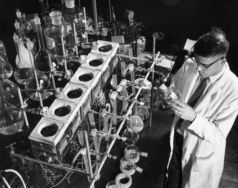 西方人,成年人,中年人,老年人,一个人,科学家,横图,俯视,黑白,室内,欧洲,美国,欧洲人,仅一个男性,研究,科学,化学,眼镜,液体,实验室,注视,观察,看,摄影,观看,察看,北美,关注,实验服,科学实验,宾夕法尼亚,老年男性,中年男性,白种人,高角度拍摄
