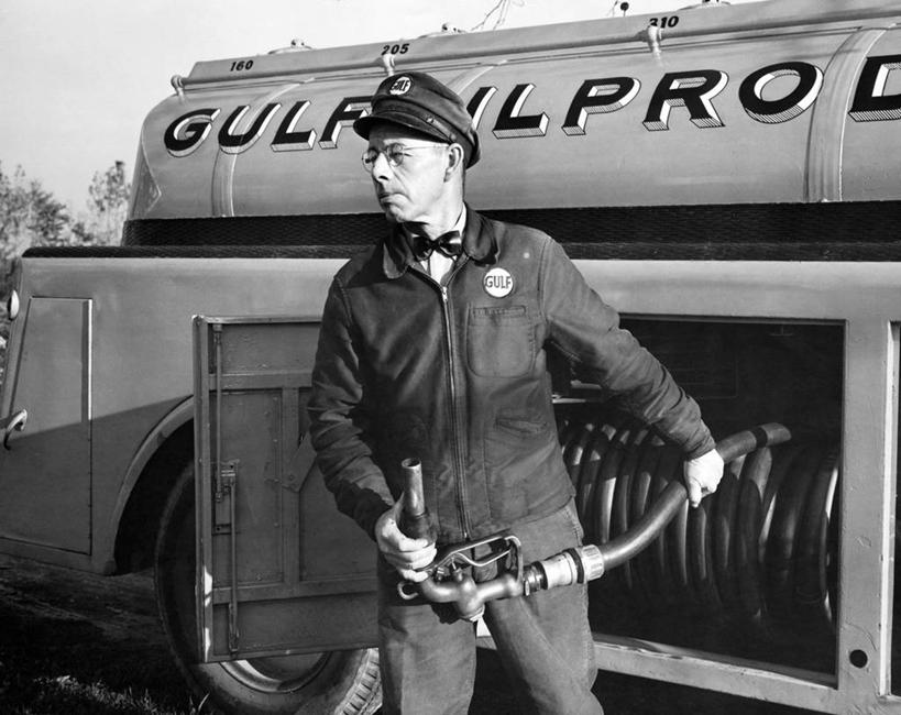 西方人,成年人,中年人,老年人,一个人,拉,横图,黑白,室外,白天,制服,欧洲,欧洲人,仅一个男性,仅一个人,仅一个中年男性,文字,天空,职业,鸭舌帽,服务,工业,运输,摄影,能源,英文字母,软管,石油工业,油罐车,化石燃料,信函,大写字母,老年男性,男人,男性,中年男性,白种人,递送