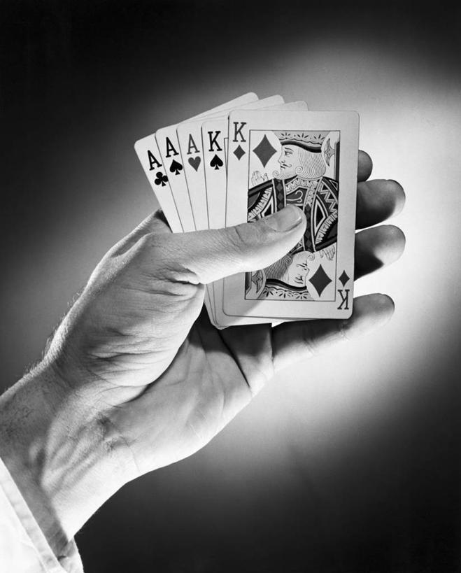 手,一个人,竖图,黑白,室内,特写,游戏,赌博,贪欲,运气,竞争,扑克牌,纸牌,玩具,扑克,朦胧,模糊,玩,娱乐,刺激,休闲,人体,摄影,活动,聚光灯,黑桃A,部分,发泄,消遣,智力,赌具,投机,侥幸,欲望,宣泄,机会,心型,玩耍,嬉戏,胜负,输赢