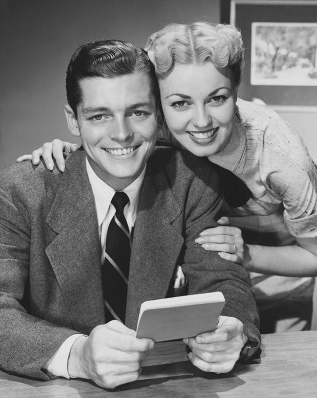 西方人,成年人,手,肩,关节,头发,两个人,夫妻,坐,微笑,竖图,黑白,室内,特写,衬衫,爱情,幸福,欧洲,欧洲人,弯腰,套装,正装,领带,浪漫,恩爱,储蓄,金融,人体,恋人,摄影,矮,存折,肖像,异性恋,男人,年轻男性,年轻女性,女人,白种人,年轻人,夫妇,情侣,书,触摸,半身,伴侣,短发