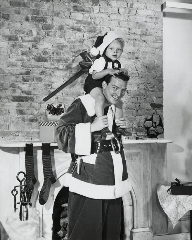 西方人,儿童,成年人,中年人,老年人,肩,关节,两个人,家庭,父母,父亲,儿子,微笑,竖图,室内,快乐,幸福,纯洁,壁炉,帽子,欧洲,圣诞节,欧洲人,圣诞老人,连接,节日,庆祝,装饰,砖,墙,古典,文化,圣诞袜,砖墙,袜子,装饰品,小孩,装饰物,背着,庆典,温暖,温馨,一家人,圣诞帽,可爱,童年,童趣,人体,摄影,纪念,华丽,修饰,点缀,和睦,运送,肖像,饰物,童真,烂漫,无邪,衬托,美观,雅致,雅观,天真,老年男性,男孩,男人,中年男性,白种人,孩子,彩图,传统服装,装扮,融洽,传统文化