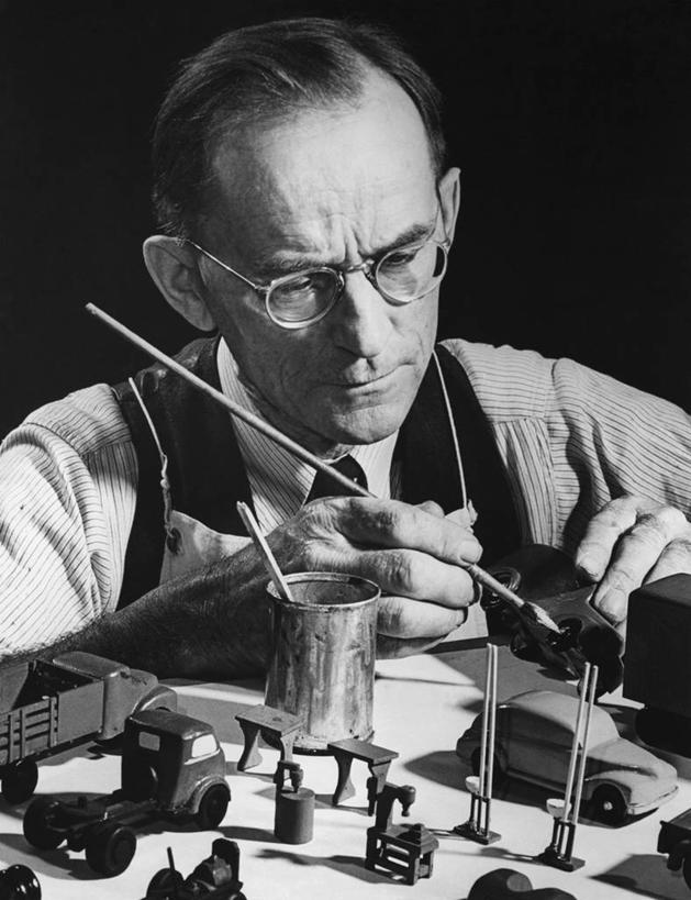 西方人,成年人,中年人,老年人,脸,头,脸颊,一个人,竖图,黑白,室内,游戏,玩具,欧洲,欧洲人,仅一个男性,仅一个人,仅一个中年男性,眼镜,玩,注视,娱乐,肩膀,车,画笔,模型,交通工具,观察,看,职业,休闲,益智,运输,摄影,观看,活动,察看,创造力,专心,发泄,关注,消遣,智力,载具,作画,宣泄,工匠,技能,玩具车,老年男性,男人,男性,中年男性,白种人,头部,脸部,脸蛋,面部,玩耍,嬉戏