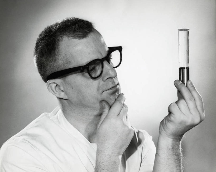 西方人,成年人,中年人,老年人,脸,头,脸颊,下巴,手,肩,关节,一个人,科学家,横图,室内,特写,技术,科技,欧洲,欧洲人,仅一个男性,仅一个人,仅一个中年男性,撑,研究,分析,科学,化学,管子,试管,眼镜,液体,实验室,托腮,设备,外套,肩膀,物品,托,思考,人体,摄影,托下巴,实验服,科学实验,技能,迷惑,老年男性,男人,男性,中年男性,白种人,头部,脸部,脸蛋,面部,彩图