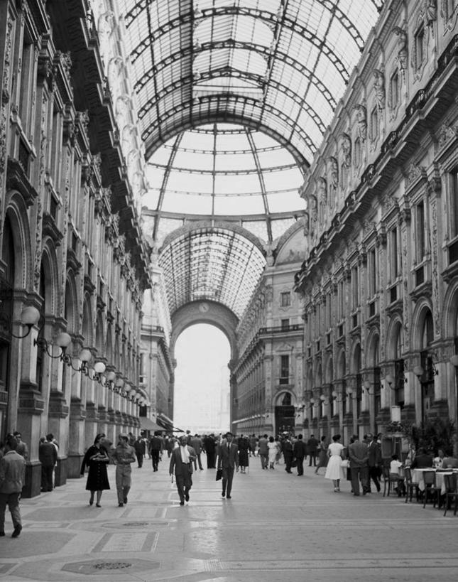 人群,竖图,黑白,室内,白天,购物,城市,建筑,意大利,欧洲,行人,游客,游人,拱门,走廊,欧盟,许多人,古典,方向,路人,旅客,社区,一群人,摄影,巨大,庞大,意大利文化,拱廊,宏大,硕大,伟大,过客,旅行