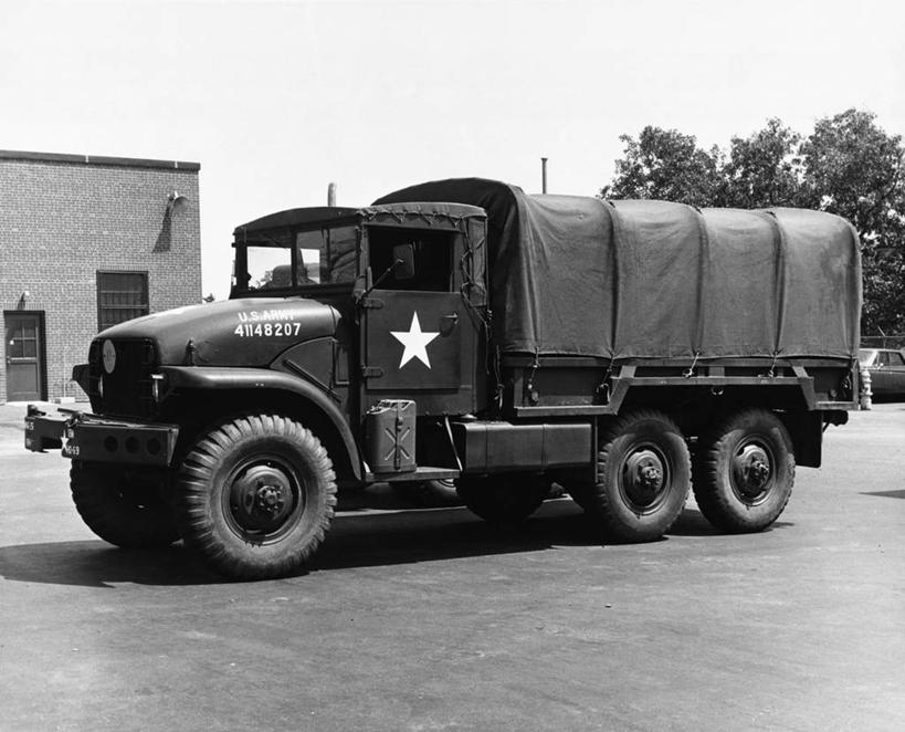 无人,横图,黑白,室外,白天,地板,路,汽车,阴影,军事,陆地,车,树,天空,交通工具,运输,摄影,建造,载具,军队,军用车,美国军事