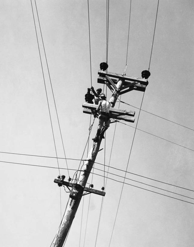两个人,技术人员,攀登,竖图,黑白,室外,白天,仰视,通讯,风险,技术,朦胧,模糊,电线杆,联系,工人,职业,电话线,工业,摄影,修理,万里无云,危险,员工,技术员,低角度拍摄,匠人,劳动者,体力工,技工