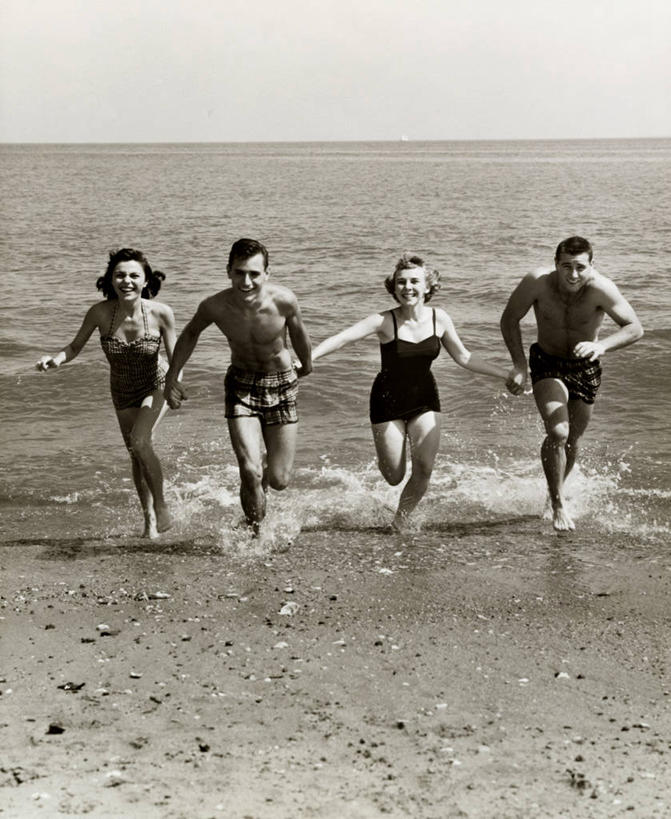 西方人,四个人,跑,竖图,室外,白天,度假,欧洲,欧洲人,一对,摄影,生活方式,男性,女性,白种人,年轻人,海滩,手牵手,彩图,伴侣