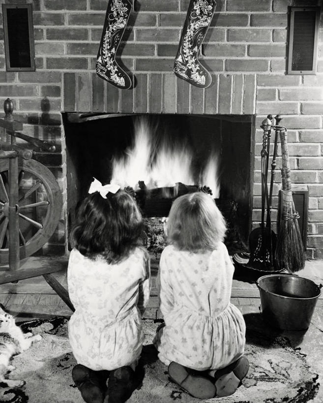 儿童,两个人,竖图,室内,纯洁,壁炉,宠物,猫,火,圣诞节,节日,庆祝,砖,文化,圣诞袜,袜子,取暖,庆典,可爱,童年,童趣,摄影,纪念,等,童真,烂漫,无邪,天真,女孩,彩图,取暖设备,好奇心