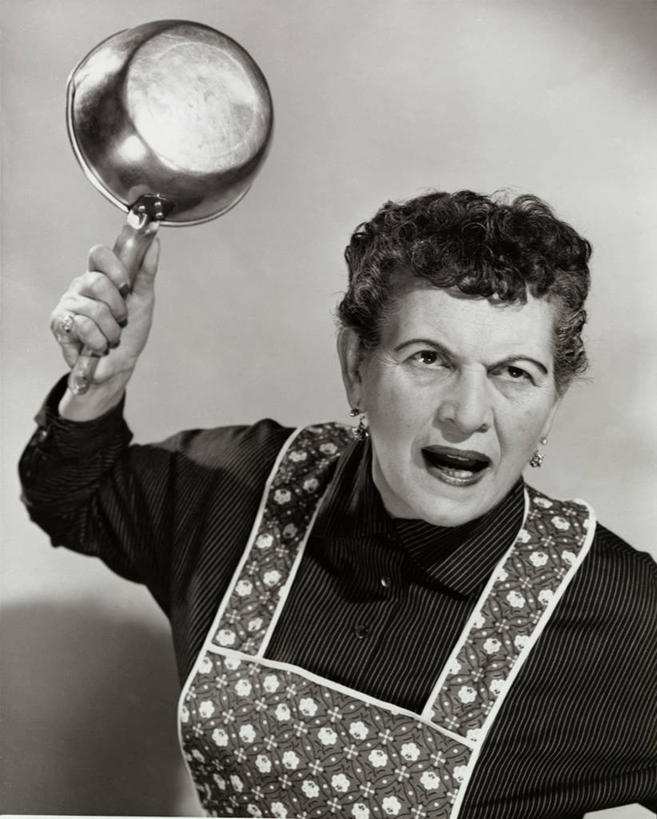 西方人,成年人,老年人,一个人,竖图,室内,家务,欧洲,欧洲人,仅一个女性,仅一个人,对抗,生气,围裙,摄影,仅一个老年女性,老年女性,女人,女性,白种人,彩图