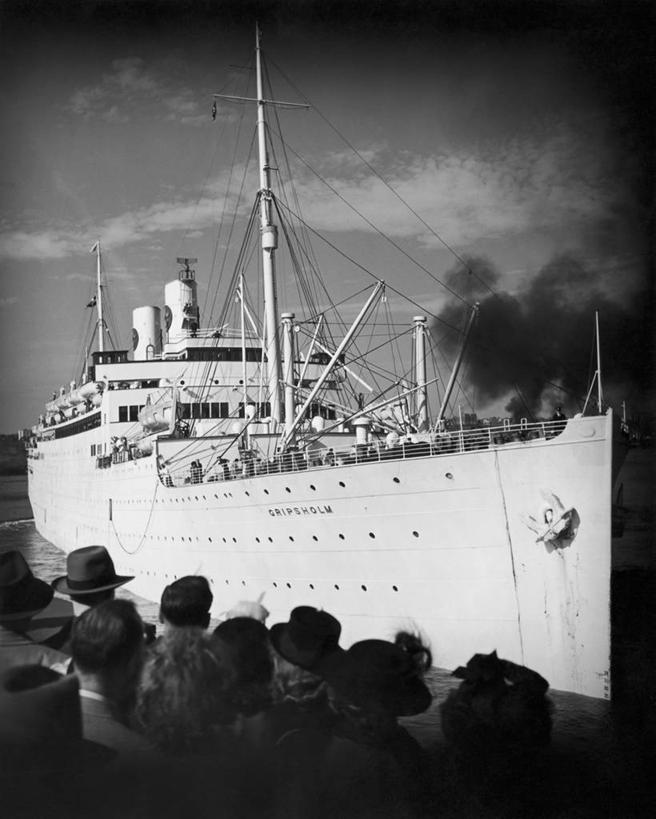 人群,竖图,黑白,室外,白天,度假,旅途,海洋,水,船,停靠,云,许多人,邮轮,一群人,烟,运输,摄影,巨大,庞大,生活方式,停泊,宏大,硕大,伟大,旅行,海港