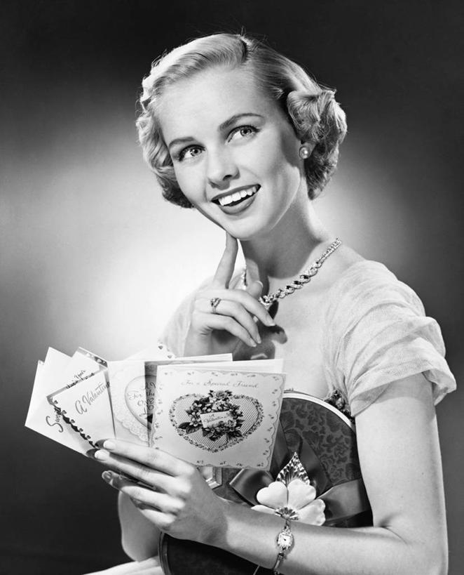 西方人,成年人,一个人,微笑,竖图,黑白,室内,通讯,幸福,项链,欧洲,情人节,欧洲人,仅一个男性,仅一个人,贺卡,浪漫,祝福,文化,仅一个年轻男性,卡片,思考,摄影,礼仪,祝愿,男人,男性,年轻男性,白种人,年轻人,半身,短发