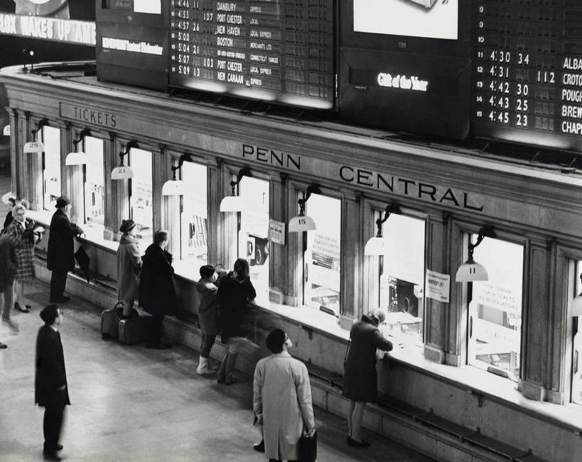 成年人,人群,火车站,横图,俯视,室内,高跟鞋,凉鞋,旅途,城市,建筑,路,铁路,车站,鞋子,纽约,美国,正装,公文包,数字,文字,轨道,站台,交通,铁轨,许多人,北,宏伟,休闲装,现代,月台,背面,行李,一群人,运输,角度,摄影,巨大,庞大,英文字母,北美,纽约州,售票窗口,宏大,硕大,伟大,信函,大写字母,男人,女人,步行,彩图,高角度拍摄,铁路车站,铁路站,票