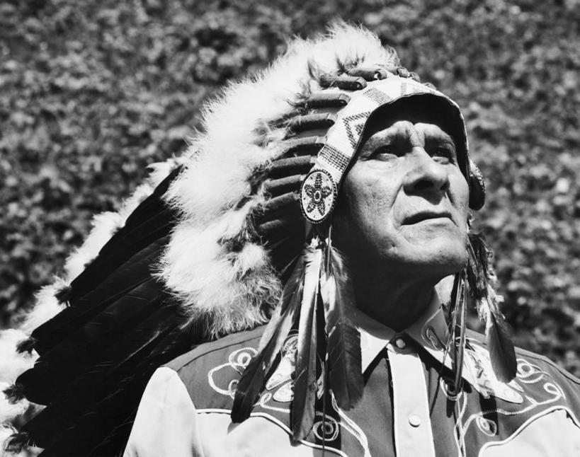 成年人,老年人,脸,头,脸颊,一个人,横图,黑白,室外,特写,白天,美国,仅一个男性,仅一个人,古典,肩膀,仅一个老年男性,思考,摄影,北美,北美洲,美洲,印第安人,北卡罗来纳州,北亚美利加洲,亚美利加洲,北卡罗来纳,焦油脚根之州,黑油鞋根之州,老北州,老年男性,男人,男性,头部,脸部,脸蛋,面部,传统服装,美利坚合众国,传统文化,大切诺基