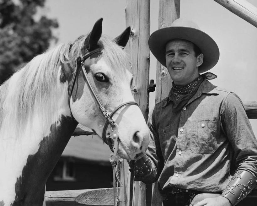 西方人,成年人,一个人,牛仔,微笑,横图,黑白,室外,特写,白天,衬衫,生活用品,哺乳动物,马,野生动物,帽子,欧洲,欧洲人,仅一个男性,仅一个人,环保,木制,篱笆,手帕,古典,休闲装,领巾,手绢,仅一个年轻男性,动物,日用品,牛仔帽,摄影,生活方式,主题,肖像,美国文化,美观,男人,男性,年轻男性,白种人,美国人,年轻人,半身,对焦