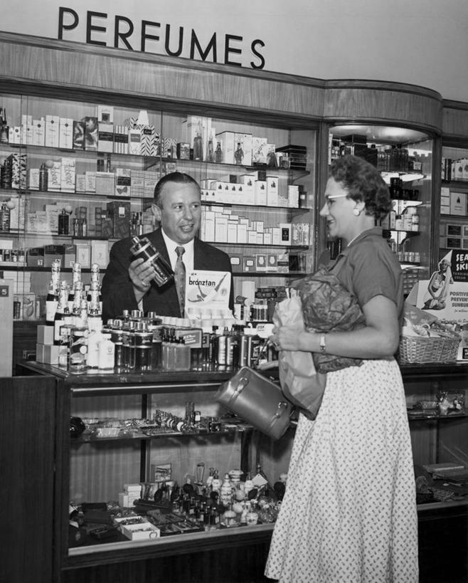 西方人,成年人,中年人,老年人,脸,头,脸颊,手,肩,关节,头发,两个人,商店,微笑,竖图,黑白,室内,衬衫,购物,化妆,美容,商务,消费,欧洲,欧洲人,护肤,套装,包,文字,领带,顾客,肩膀,架子,保养,享受,休闲,面对面,香水,放松,零售,服务,保健,人体,摄影,生活方式,活动,英文字母,零钱包,销售,出示,贩卖,养颜,信函,大写字母,老年女性,男人,女人,中年男性,中年女性,白种人,头部,卷发,脸部,脸蛋,面部,SPA美容