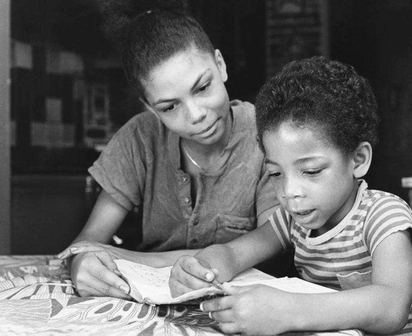 儿童,脸,头,脸颊,两个人,兄弟,姐妹,坐,横图,黑白,室内,纯洁,桌子,条纹,教育,听,T恤,注视,休闲装,肩膀,桌布,小孩,观察,看,可爱,童年,童趣,读书,摄影,观看,察看,专心,知识,关注,童真,烂漫,无邪,天真,男孩,女孩,非洲人,孩子,头部,卷发,脸部,脸蛋,面部,书,小学,女生,小学生