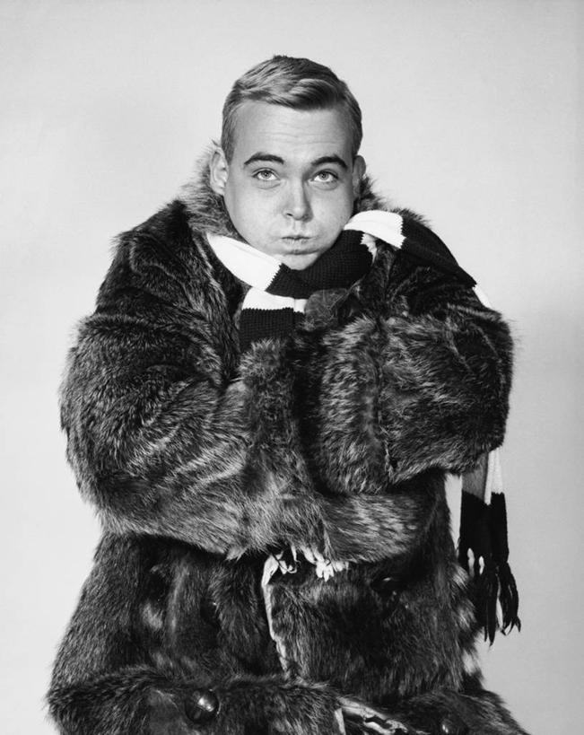 西方人,成年人,一个人,坐,双手交叉,竖图,黑白,室内,欧洲,欧洲人,仅一个男性,仅一个人,仅一个年轻男性,围巾,向上看,寒冷,摄影,双手抱胸,男人,男性,年轻男性,白种人,年轻人