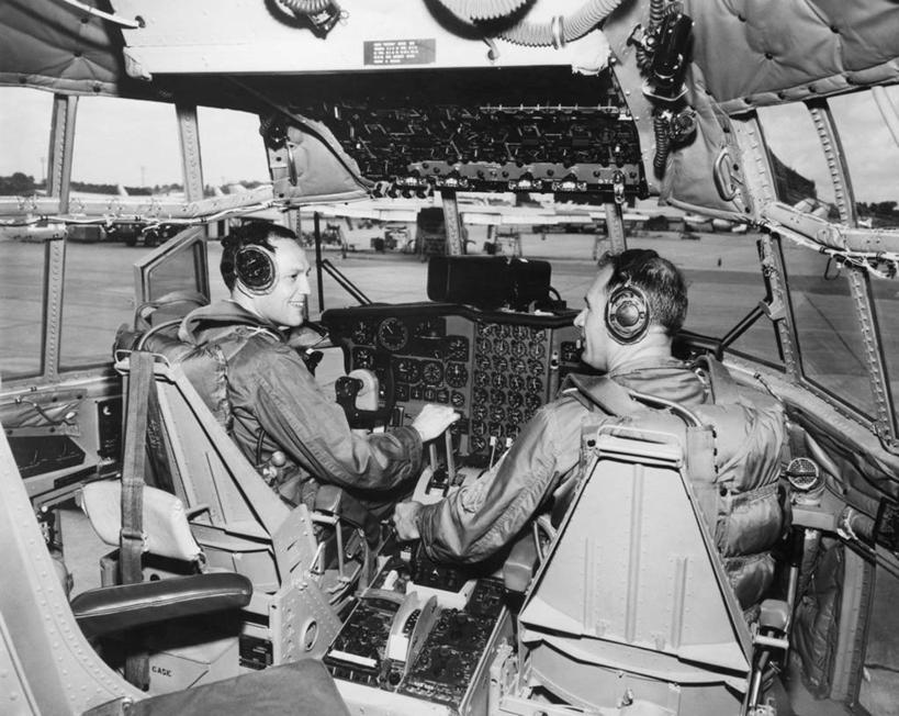 成年人,中年人,老年人,两个人,飞行员,坐,微笑,横图,黑白,室外,白天,工作服,制服,幸福,安全,飞机,军事,防护,背面,职业,面对面,运输,摄影,空军,保护,飞行器,保险,防护服,军用机,座舱,C-130运输机,保全,周全,安稳,安定,工作制服,技能,货机,平安,老年男性,男人,中年男性,半身,工作套服,美国空军