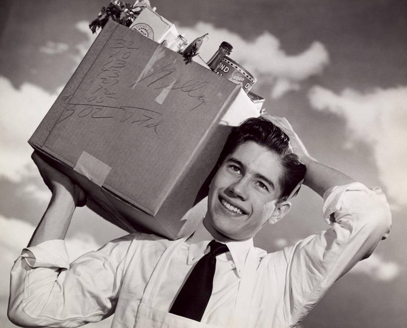 西方人,儿童,少年,脸,头,脸颊,肩,关节,一个人,商店,微笑,横图,室外,特写,白天,衬衫,制服,购物,快乐,幸福,纯洁,欧洲,欧洲人,仅一个男性,仅一个人,包装,围裙,纸箱,云,食品,领带,饮食,肩膀,盒子,饮料,仅一个年轻男性,小孩,天空,背着,可爱,零售,童年,童趣,人体,摄影,手写,纸板,青春期,运送,童真,烂漫,无邪,天真,男孩,男人,男性,年轻男性,白种人,孩子,头部,脸部,脸蛋,面部,彩图