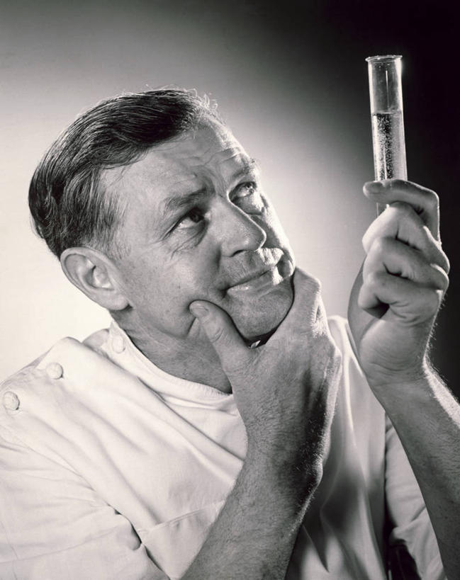 西方人,成年人,中年人,老年人,脸,头,脸颊,下巴,手,肩,关节,一个人,科学家,竖图,室内,特写,智慧,欧洲,欧洲人,仅一个男性,仅一个人,仅一个中年男性,撑,检查,研究,工作,分析,科学,试管,液体,实验室,托腮,设备,外套,肩膀,物品,托,向上看,职业,思考,工业,人体,摄影,专心,托下巴,实验服,科学实验,进展,老年男性,男人,男性,中年男性,白种人,头部,脸部,脸蛋,面部,彩图