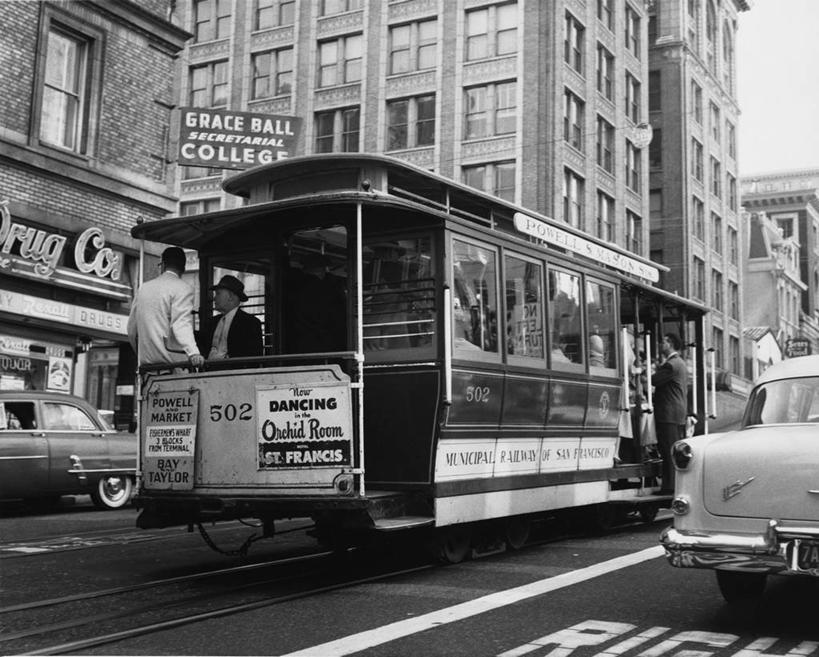 三个人,横图,黑白,室外,白天,仰视,旅途,城市,道路,街道,路,公路,汽车,美国,乘客,朦胧,模糊,交通,北,古典,方向,缆车,地标建筑,社区,运输,角度,摄影,金属丝,北美,加利福尼亚,旧金山,马路,低角度拍摄,旅行,居住区