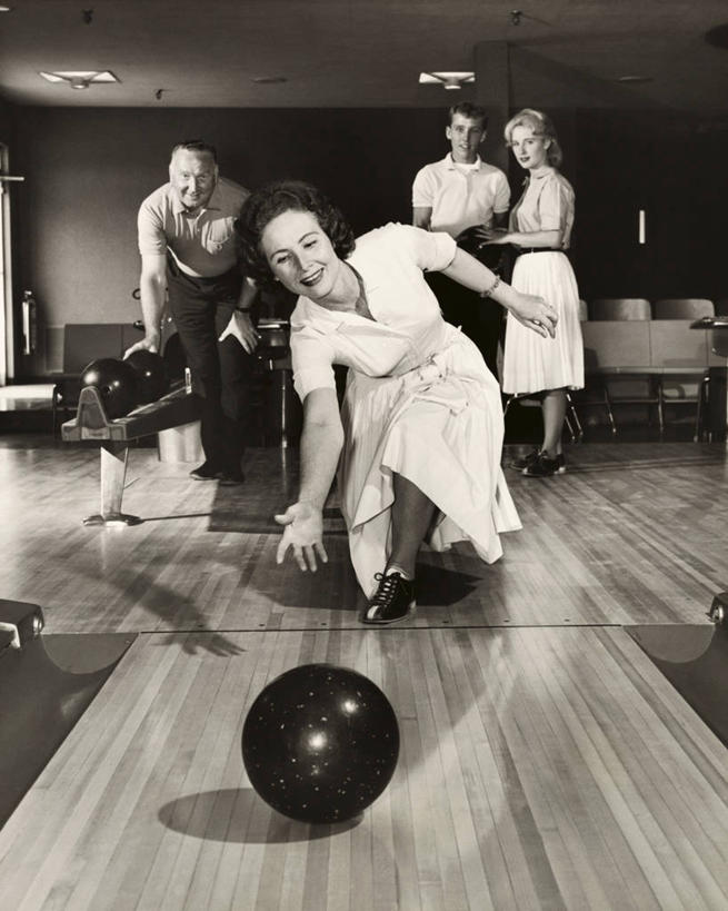 西方人,儿童,少年,成年人,中年人,老年人,头发,一个人,四个人,人群,家庭,夫妻,母亲,父亲,女儿,儿子,兄弟,姐妹,竖图,室内,衬衫,裙子,运动鞋,爱情,纯洁,运动,保龄球,鞋子,欧洲,欧洲人,仅一个男性,仅一个年轻女性,仅一个女性,仅一个人,弯腰,裤子,褐色,保龄球馆,保龄球球瓶,浪漫,俯身,休闲装,设备,球道,球,物品,仅一个年轻男性,小孩,黑色,温暖,温馨,父子,母子,一家人,短袖,金色,恩爱,父爱,可爱,母爱,平衡,童年,童趣,翻滚,恋人,摄影,观看,活动,矮,动作,和睦,袖子,享乐,敏捷,体育器械,努力,肖像,球馆,挑战,童真,烂漫,无邪,保龄球道,技能,天真,老年男性,老年女性,男孩,男人,男性,年轻男性,年轻女性,女孩,女人,女性,白种人,孩子,年轻人,夫妇,情侣,休闲活动,扔,彩图,保龄球鞋,伴侣,融洽,短发,男生