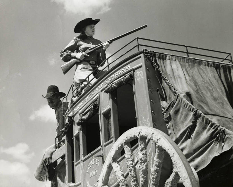 西方人,成年人,脸,头,脸颊,肩,关节,两个人,夫妻,牛仔,舞台,栏杆,坐,横图,室外,白天,侧面,仰视,爱情,窗户,窗帘,帽子,欧洲,美国,欧洲人,对抗,冲突,轮子,枪支,云,马车,古典,浪漫,注视,休闲装,肩膀,车,两个,天空,车轮,交通工具,观察,看,牛仔帽,武器,恩爱,斜视,人体,恋人,角度,摄影,井,观看,保护,察看,北美,北美洲,暴力,罪犯,鄙视,关注,载具,美洲,防守,生存,美国文化,来福枪,机敏,藐视,讽刺,蔑视,嘲笑,北亚美利加洲,亚美利加洲,盗贼,偷盗,法哥,异性恋,机会,危险,男人,年轻男性,年轻女性,女人,白种人,美国人,年轻人,头部,脸部,脸蛋,面部,夫妇,情侣,半身,彩图,低角度拍摄,美利坚合众国,伴侣,法律,韧性,篷车,劫机,富国银行集团