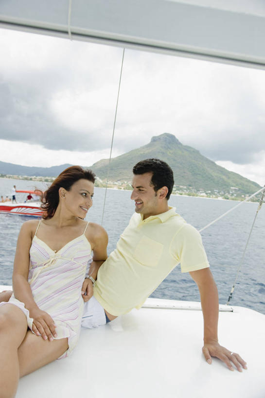 成年人,两个人,夫妻,躺,微笑,竖图,室外,白天,爱情,旅游,度假,海洋,山,船,毛里求斯,行人,游客,游人,连接,游艇,浪漫,路人,旅客,恩爱,放松,恋人,摄影,航海,甲板,印度洋,享乐,蜜月,异性恋,过客,年轻男性,年轻女性,印度人,年轻人,夫妇,情侣,休闲活动,彩图,旅行,爱,伴侣