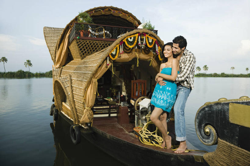 成年人,两个人,夫妻,站,微笑,横图,室外,白天,爱情,旅游,度假,快乐,幸福,湖,河流,印度,亚洲,行人,游客,游人,浪漫,路人,旅客,赤脚,恩爱,放松,恋人,摄影,生活方式,航海,甲板,享乐,南亚,喀拉拉邦,印度共和国,异性恋,过客,喀拉拉,年轻男性,年轻女性,印度人,年轻人,夫妇,情侣,休闲活动,拥抱,彩图,伴侣,船屋