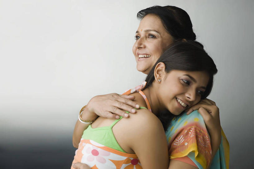 成年人,中年人,老年人,头发,两个人,家庭,母亲,女儿,站,笑,微笑,露齿笑,横图,室内,特写,白色背景,侧面,幸福,连接,休闲装,黑色,思考,温暖,温馨,一家人,放松,搭,摄影,和睦,享乐,搭着,肖像,印度文化,纱丽,老年女性,年轻女性,女性,印度人,年轻人,拥抱,半身,彩图,影棚拍摄,传统服装,爱,融洽,传统文化,美人