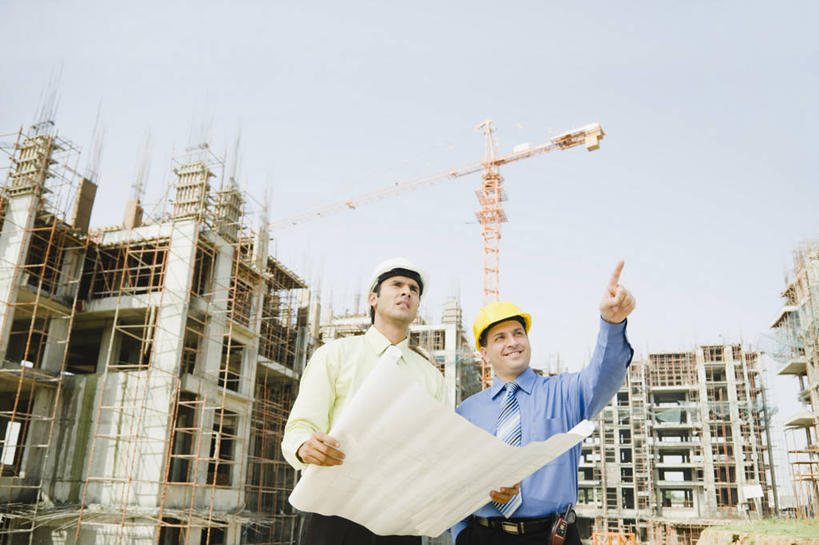 成年人,中年人,两个人,商务人士,建筑师,商务男性,站,微笑,横图,室外,白天,衬衫,商务,通讯,合作,团队,信心,建筑业,建筑,印度,指,套装,并排,头饰,领带,拿着,指点,脚手架,安全帽,建筑工地,手势,职业,思考,卷起,摄影,指导,指向,企业,公司,商务装,合伙,蓝图,工薪阶层,计划书,哈里亚纳邦,年轻男性,中年男性,印度人,年轻人,白领,上班族,半身,彩图,衬衣,打手势,工头