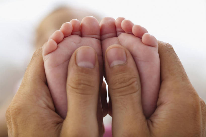 婴儿,儿童,成年人,手,拇指,两个人,家庭,父亲,横图,室内,特写,纯洁,印度,首都,拿着,小孩,衣服,温暖,温馨,一家人,可爱,人体,摄影,活泼,保护,部分,和睦,脆弱,关爱,宝宝,足,比例,纯真,烂漫,无邪,新德里,伶俐,天真,男性,年轻男性,印度人,孩子,年轻人,触摸,彩图,爱,融洽