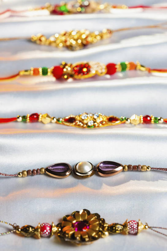 无人,竖图,室内,特写,白天,珠宝,一排,庆祝,整齐,光线,护腕,光芒,排列,摄影,手镯,部分,宝石,队列,印度文化,彩图,影棚拍摄,传统文化,传统节日