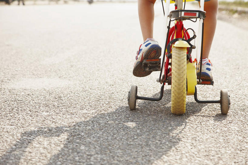 儿童,腿,一个人,横图,室外,白天,运动鞋,纯洁,街道,自行车,印度,仅一个男性,仅一个人,三轮车,首都,休闲装,车,脚踏车,小孩,骑,交通工具,仅一个小孩,骑车,放松,可爱,平衡,童年,童趣,运输,人体,摄影,支撑,部分,载具,童真,沥青,烂漫,无邪,新德里,四肢,天真,男孩,男人,男性,印度人,孩子,彩图,男生