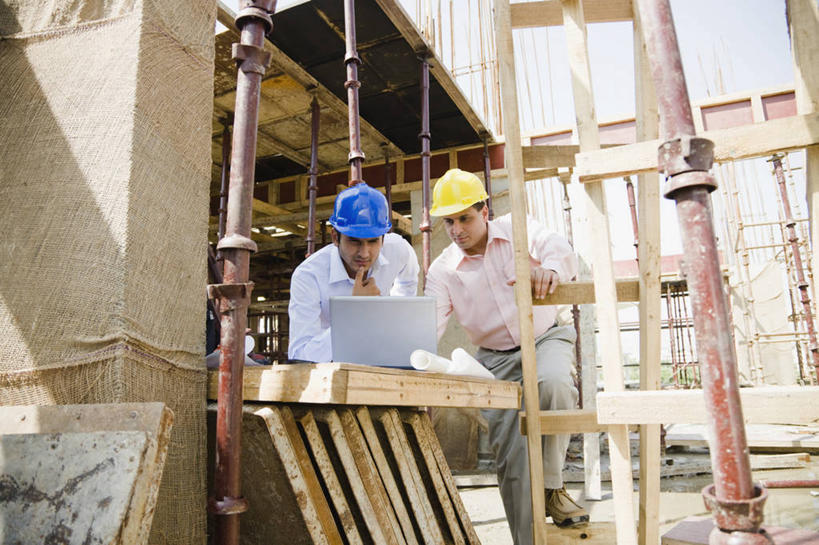 成年人,中年人,两个人,商务人士,建筑师,商务男性,站,横图,室外,白天,正面,衬衫,商务,通讯,合作,团队,建筑业,笔记本电脑,技术,建筑,印度,敲打,套装,并排,头饰,输入,脚手架,安全帽,建筑工地,打字,职业,思考,摄影,点击,敲击,专心,企业,公司,商务装,合伙,蓝图,工薪阶层,计划书,无线电技术,哈里亚纳邦,按键,年轻男性,中年男性,印度人,年轻人,白领,上班族,彩图,衬衣,工头