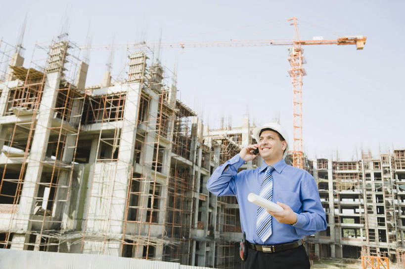 成年人,中年人,一个人,商务人士,建筑师,商务男性,站,打电话,微笑,横图,室外,白天,衬衫,商务,满意,通讯,信心,建筑业,建筑,手机,印度,仅一个男性,仅一个人,仅一个中年男性,套装,头饰,领带,拿着,脚手架,安全帽,建筑工地,职业,卷起,摄影,企业,公司,商务装,蓝图,工薪阶层,计划书,无线电技术,哈里亚纳邦,男人,男性,中年男性,印度人,白领,上班族,说话,半身,彩图,衬衣,工头