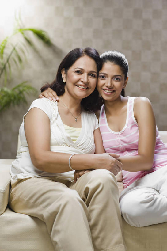 成年人,中年人,老年人,头发,两个人,家庭,母亲,女儿,坐,笑,微笑,露齿笑,竖图,室内,正面,快乐,幸福,沙发,印度,连接,并排,背心,首都,休闲装,相视,黑色,温暖,温馨,一家人,面对面,放松,搭,摄影,对视,安慰,和睦,起居室,互视,搭着,肖像,相对,相看,新德里,老年女性,年轻女性,女性,印度人,年轻人,长发,休闲活动,手牵手,拥抱,彩图,爱,融洽,美人