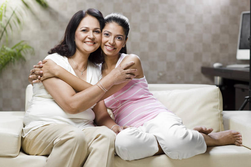 成年人,中年人,老年人,头发,两个人,家庭,母亲,女儿,坐,笑,微笑,露齿笑,横图,室内,快乐,幸福,沙发,印度,连接,背心,首都,休闲装,黑色,温暖,温馨,一家人,赤脚,放松,搭,摄影,安慰,和睦,起居室,搭着,肖像,新德里,老年女性,年轻女性,女性,印度人,年轻人,长发,休闲活动,拥抱,彩图,爱,融洽,美人