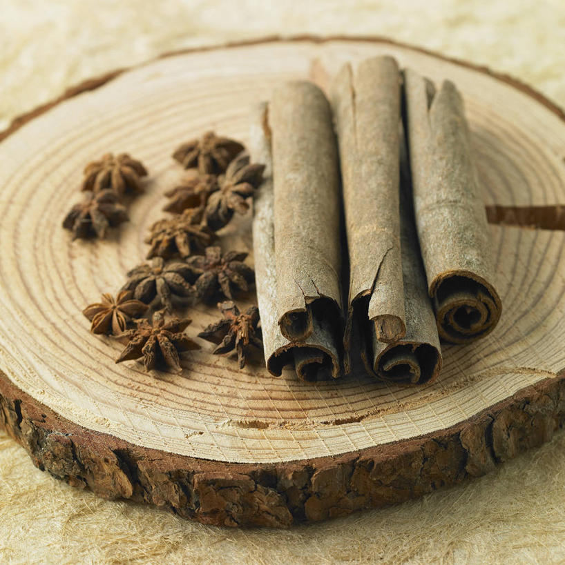 无人,竖图,俯视,室内,特写,白天,一堆,许多,阴影,堆叠,堆积,反射,木制,影子,圆环,圆圈,调味,香料,佐料,案板,年轮,肉桂,很多,砧板,一个,木制品,茴香,单个,堆,年龄,环状,八角,八角茴香,大茴香,配料,桂皮,八月珠,舶茴香,大料,作料,官桂,牡桂,筒桂,香桂,玉桂,周期,年数,彩图,高角度拍摄
