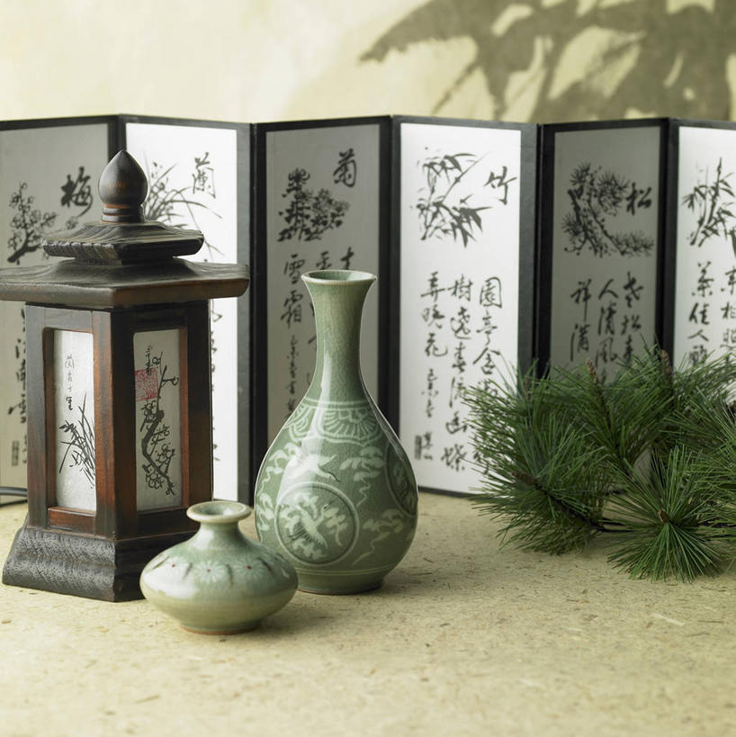 无人,竖图,室内,白天,正面,家具,屏风,花瓶,叶子,照明,阴影,反射,灯笼,影子,纸灯笼,陶瓷,绿叶,陶瓷制品,两个,一个,蓝色,瓶子,灯具,嫩叶,单个,协调,照亮,遮挡,照明设备,分隔,美化,叶,叶片,彩图