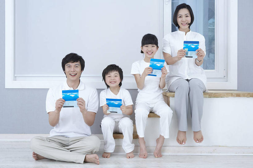 东方人,儿童,中年人,四个人,家庭,夫妻,母亲,父亲,女儿,儿子,坐,笑,盘腿,微笑,露齿笑,横图,室内,白天,正面,爱情,纯洁,窗户,地板,亚洲,握,阴影,服装,反射,影子,墙,地面,浪漫,注视,休闲装,黄种人,光脚,木地板,玻璃窗,墙壁,墙面,小孩,衣服,蓝色,灰色,观察,看,四个,休闲,温暖,温馨,父女,父子,母女,母子,一家人,赤脚,休闲服,恩爱,父爱,可爱,母爱,童年,童趣,储蓄,存钱,握着,金融,理财,恋人,服饰,经济,观看,存折,和睦,察看,资金,关注,存款,流通,贸易,童真,烂漫,无邪,天真,男孩,男人,男性,女孩,女人,女性,中年男性,中年女性,亚洲人,孩子,夫妇,情侣,盘腿而坐,盘膝,盘着腿的,盘着腿坐,双腿交叉,坐着,彩图,全身,存款簿,伴侣,融洽,男生,女生