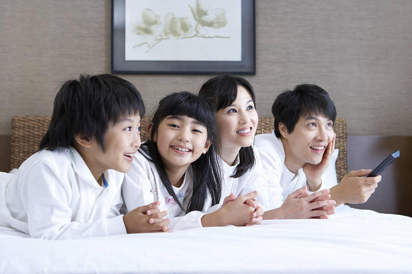 东方人,儿童,中年人,四个人,家庭,夫妻,母亲,父亲,女儿,儿子,笑,微笑,露齿笑,横图,室内,白天,正面,爱情,绘画,纯洁,床,卧室,亚洲,撑,握,阴影,服装,艺术,反射,影子,墙,双人床,褐色,床单,古典,浪漫,注视,休闲装,黄种人,文化,被子,开关,墙壁,墙面,一个,小孩,衣服,按钮,工艺品,遥控器,观察,看,趴着,品味,休闲,温暖,温馨,父女,父子,母女,母子,一家人,休闲服,恩爱,父爱,可爱,母爱,童年,童趣,握着,恋人,服饰,单个,观看,美术,和睦,控制,调节,察看,遥控,撑着,高雅,被单,关注,一幅,挂画,童真,烂漫,无邪,美学,天真,按键,男孩,男人,男性,女孩,女人,女性,中年男性,中年女性,亚洲人,孩子,夫妇,情侣,装饰画,趴,半身,彩图,睡房,卧房,伴侣,融洽,男生,女生