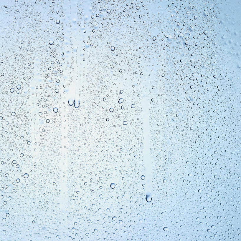 无人,竖图,室内,特写,白天,正面,水,露水,阴影,蓝色背景,透明,反射,液体,影子,水滴,水珠,露珠,摄影,影棚,生机,剔透,灵动,通明,彩图,影棚拍摄,拍摄,晶莹