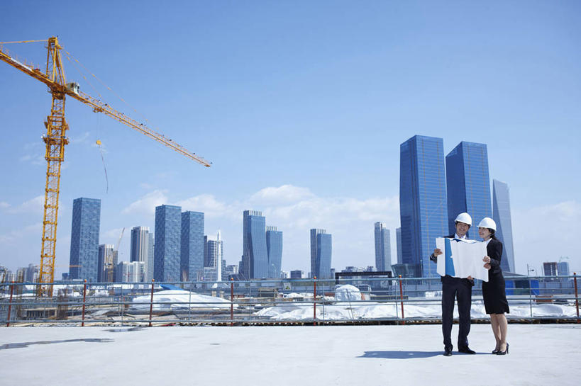 东方人,两个人,同事,商务人士,商务男性,商务女性,高楼大厦,栏杆,露台,站,横图,室外,白天,正面,高跟鞋,鞋,衬衫,时尚,成功,合作,团队,集体,信心,技术,大厦,建筑,摩天大楼,帽子,鞋子,亚洲,握,阴影,套装,光线,头盔,图纸,影子,云,云朵,围栏,皮革,设计图,云彩,注视,黄种人,设备,队伍,护栏,施工,蓝色,白色,白云,蓝天,天空,阳光,安全帽,建筑工地,天,观察,看,站着,机械,起重机,握着,晴朗,观看,工程,察看,领导,成就,关注,时髦,商务装,合伙,领袖,工程图,草图,蓝图,工薪阶层,地盘,建筑地盘,施工地盘,时兴,男人,男性,年轻男性,年轻女性,女人,女性,亚洲人,白领,上班族,设计,晴空,站立,彩图,全身,衬衣,皮鞋,大楼,高层建筑,高楼,工地,摩天楼,晒台,天台,眺望台