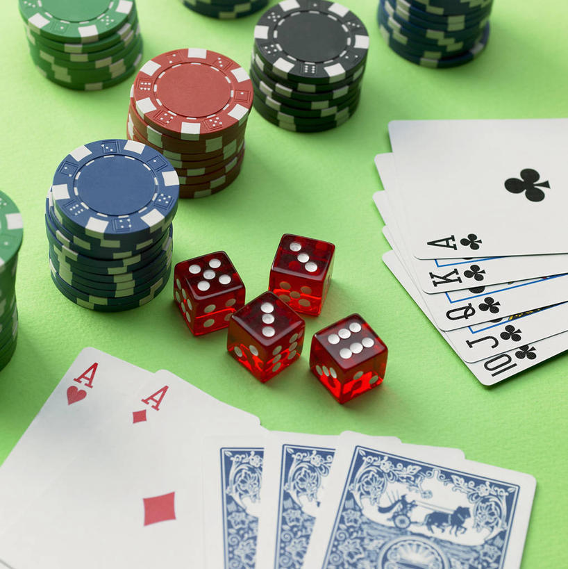 无人,竖图,俯视,室内,特写,白天,游戏,赌博,贪欲,竞争,静物,扑克牌,纸牌,玩具,扑克,许多,绿色背景,阴影,反射,英文,标志,骰子,文字,影子,字符,字母,很多,玩,娱乐,标识,刺激,休闲,筹码,摄影,影棚,活动,英文字母,计数,发泄,消遣,智力,赌具,积累,累积,色子,投机,侥幸,欲望,投子,宣泄,筹马,记数,玩耍,嬉戏,彩图,高角度拍摄,影棚拍摄,拍摄,胜负,输赢