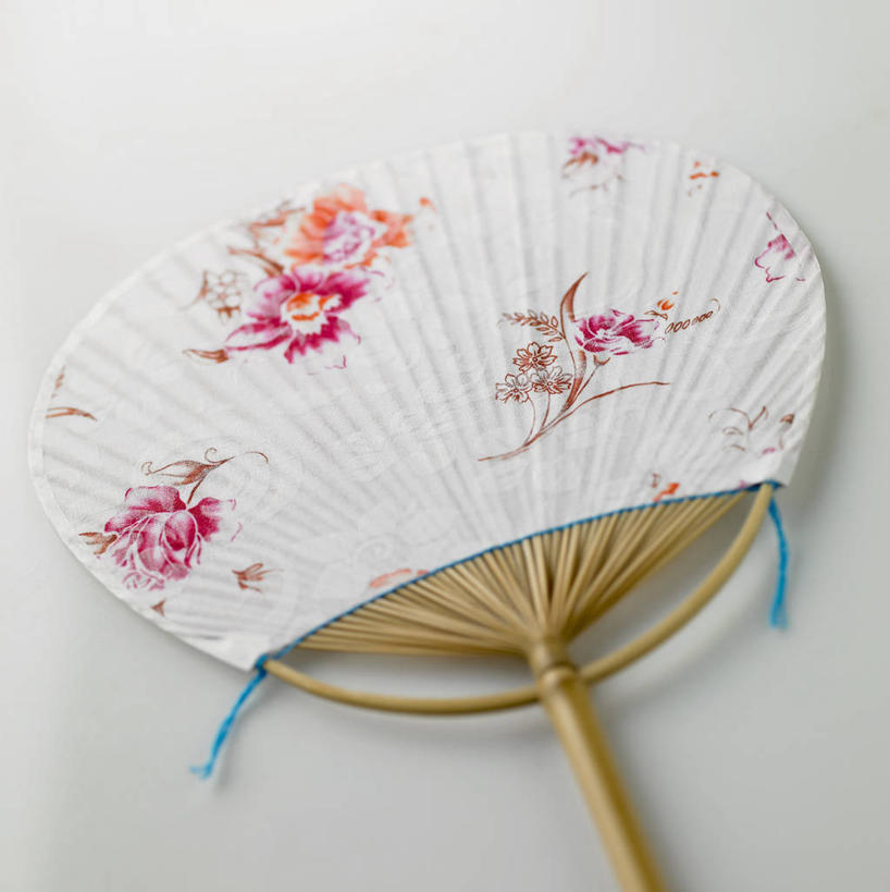 无人,竖图,俯视,室内,特写,白天,白色背景,静物,阴影,装饰,盛开,反射,扇子,影子,清凉,花蕾,凉爽,文化,花,花瓣,花朵,鲜花,一个,花苞,花蕊,摄影,影棚,单个,华丽,修饰,点缀,衬托,美观,雅致,雅观,彩图,高角度拍摄,影棚拍摄,拍摄,和风扇,和风扇子,凉扇,传统文化