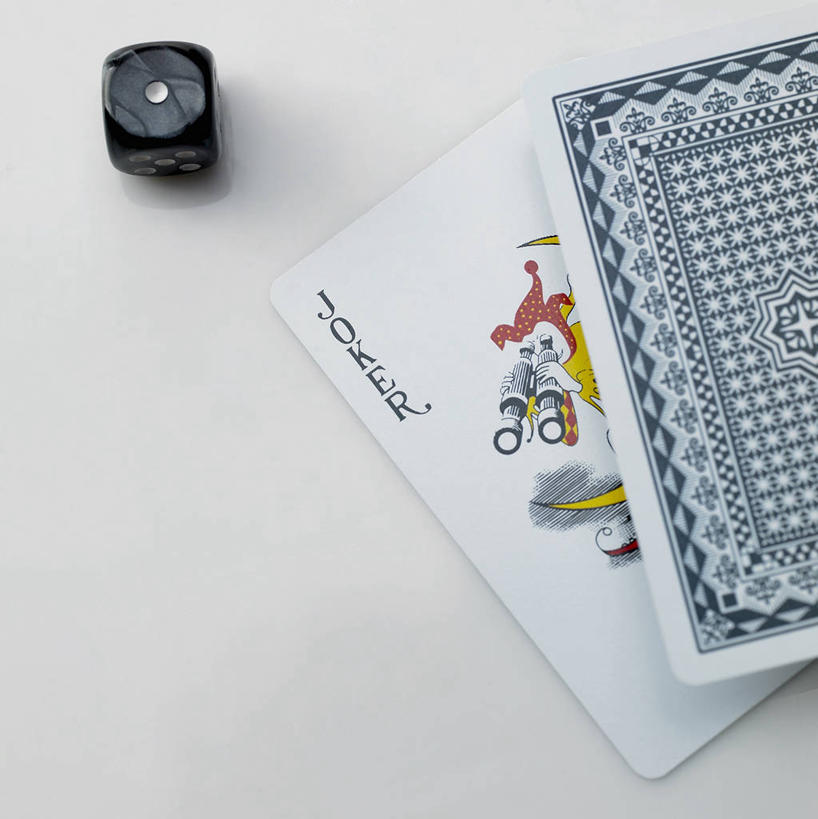 无人,竖图,俯视,室内,特写,白天,白色背景,游戏,赌博,贪欲,竞争,静物,扑克牌,纸牌,玩具,扑克,阴影,反射,英文,标志,骰子,文字,影子,字符,字母,玩,娱乐,标识,刺激,休闲,摄影,影棚,活动,英文字母,发泄,消遣,智力,赌具,色子,投机,侥幸,欲望,投子,宣泄,玩耍,嬉戏,彩图,高角度拍摄,影棚拍摄,拍摄,胜负,输赢